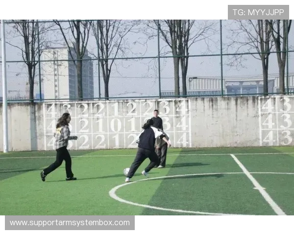 足球明星的小女儿如何在绿茵场上绽放光芒成为小小球迷的偶像 足球明星的小女儿如何在绿茵场上绽放光芒成为小小球迷的偶像