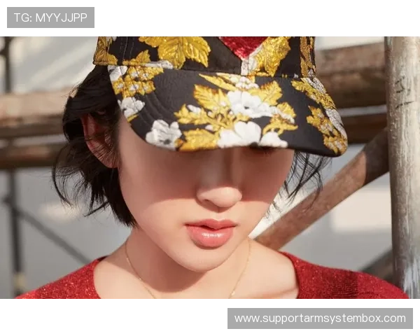 日本足球明星染发新造型曝光网友热议时尚与个性结合