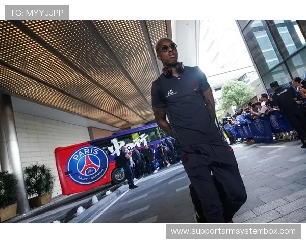 足球明星抵达机场引发粉丝热潮热情接机场面火爆令人惊叹